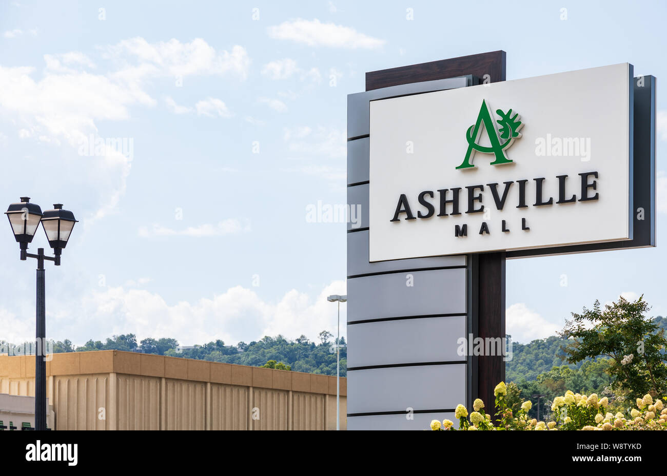 ASHEVILLE, NC, USA, 27 juillet 2019 : l'entrée principale de stationnement d'Asheville Mall, montrant la plaque de rue. Banque D'Images
