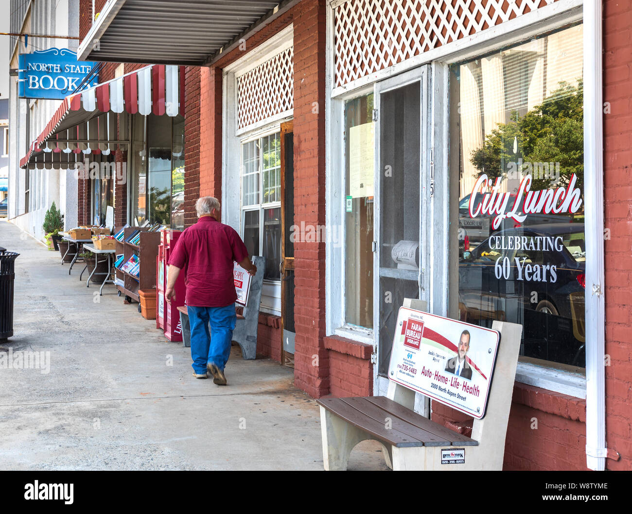 LINCOLNTON, NC, USA 9 AOÛT 2019 : un comptoir repas restaurant traditionnel du sud au centre-ville de Troy. Banque D'Images