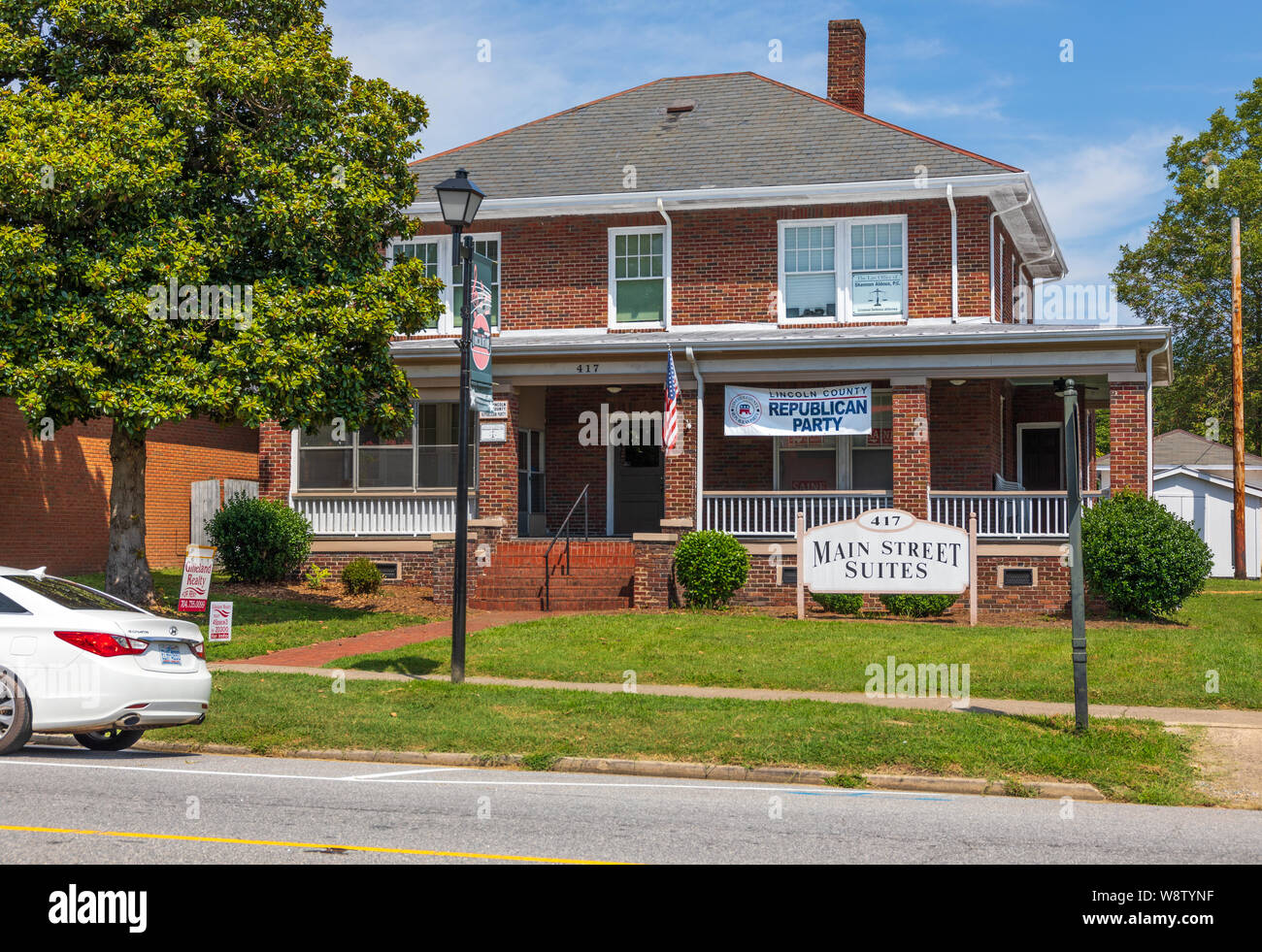 LINCOLNTON, NC, USA 9 AOÛT 2019 : Une vieille maison sur la rue Main, converti en bureaux, et l'accueil de la Lincoln Comté Parti Républicain. Banque D'Images