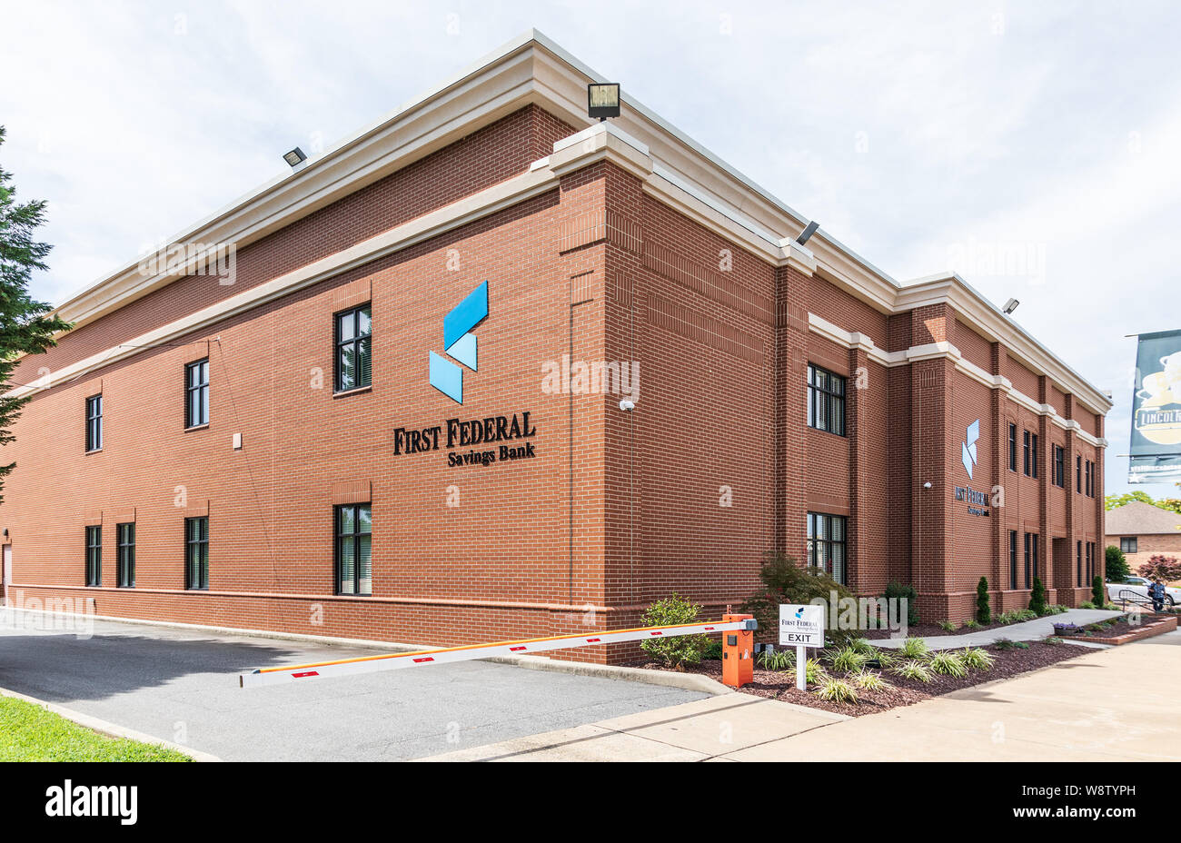 LINCOLNTON, NC, USA 9 AOÛT 2019 : le premier Federal Savings Bank, sur la rue Main. Banque D'Images