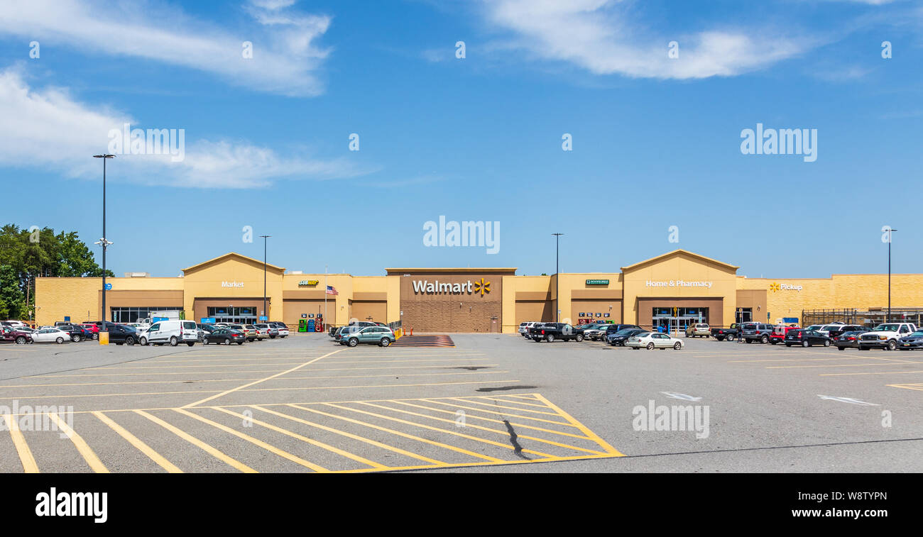CHERRYVILLE, NC, USA 9 AOÛT 2019 : un Walmart Superstore et le parking avec des voitures. Banque D'Images
