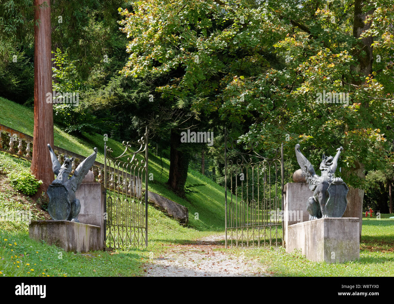 RIMSKE TOPLICE, Slovénie - 3 août 2019 : des statues de deux créatures mythologiques à l'entrée d'un parc près du spa Banque D'Images