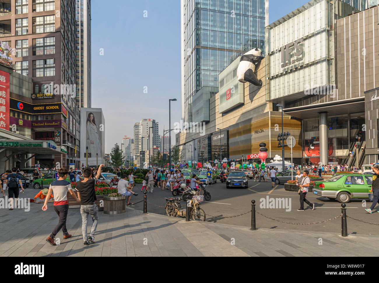 Panda géant Sculpture à Train Station Road shopping area, Chengdu, province du Sichuan, Chine, Asie Banque D'Images