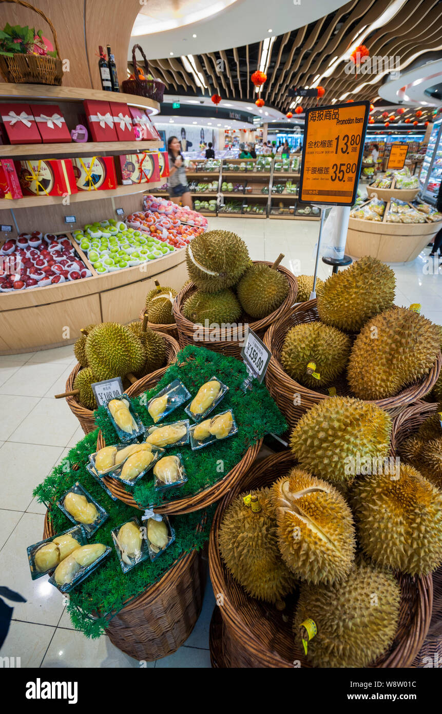 Durian à vendre au quartier commerçant de Chunxi LIU Road, Chengdu, province du Sichuan, Chine, Asie Banque D'Images