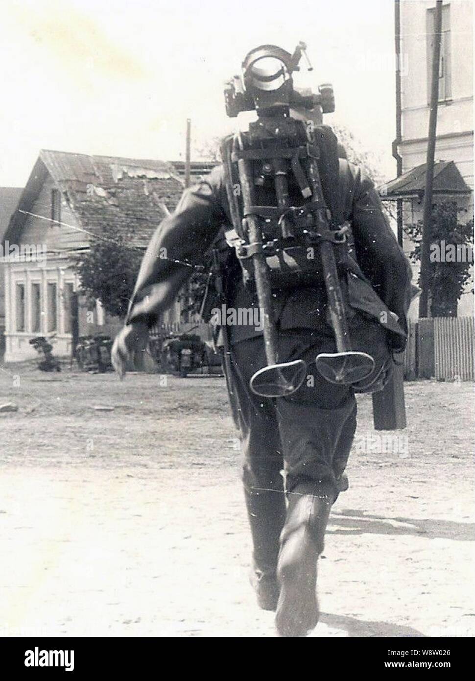Soldat allemand avec un mortier, s'empressera de montage à travers une route sur le front russe pendant l'opération Barbarossa Banque D'Images