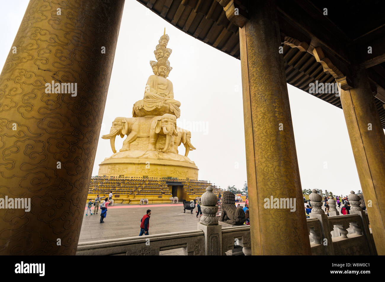 Statue de Samantabhadra massive au sommet du mont Emei, Emei Shan, province du Sichuan, Chine, Asie Banque D'Images