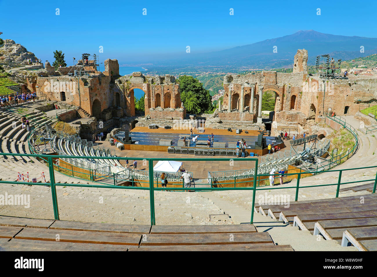 TAORMINA, ITALIE - 20 juin 2019 : ruines de l'ancien théâtre grec avec l'Etna et la mer Ionienne à l'arrière-plan, Taormina, Sicile Banque D'Images