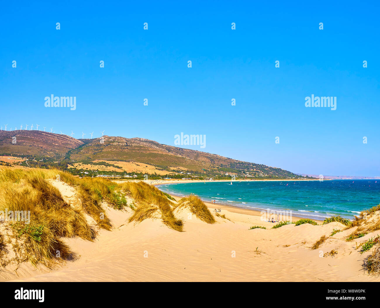La plage de Punta Paloma, une plage de sable blanc intacte du Parc Naturel del Estrecho. Vue depuis la Dune de Valdevaqueros. Tarifa, province de Cadix. L'Espagne. Banque D'Images