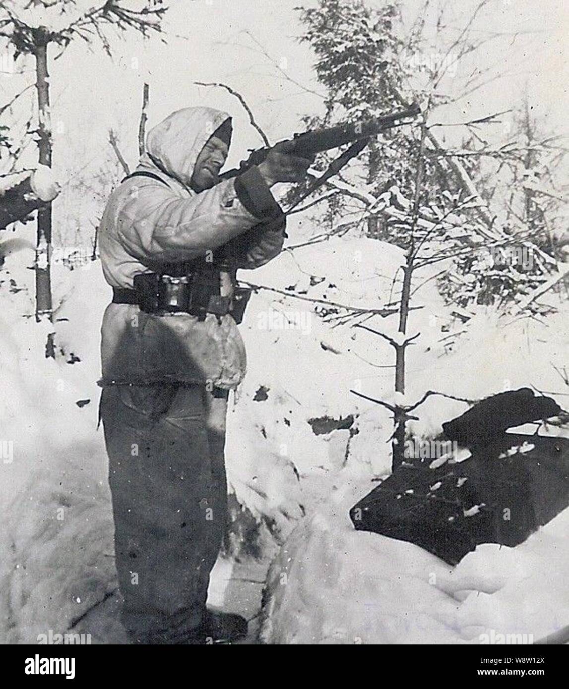 Soldat allemand en camouflage blanc neige vise avec son fusil sur le front russe 1943 Banque D'Images