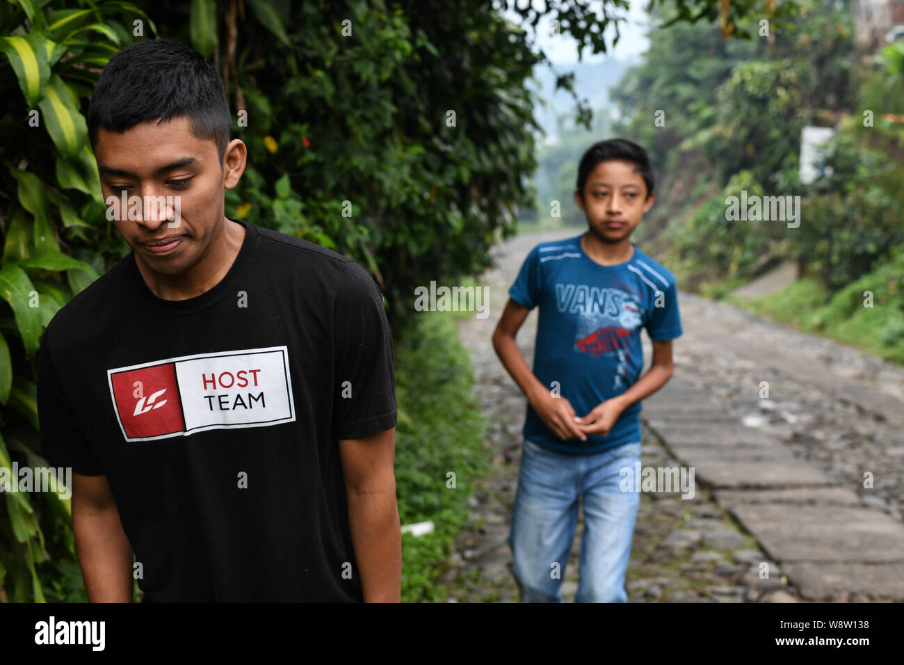 La Reforma, San Marcos, Guatemala. 8e août 2019. Huit jours après avoir été expulsés des États-Unis, Lisardo Perez, 19 ans, se promène avec son frère Edgar Giovani, 14, par leur maison dans le Canton La Palma, dans La Reforma, Guatemala.Â après 8 années de baisse des prix du café, 4 en dehors d'un travail régulier de son père, et 3 ans en regardant son jeune frère Edgar Giovani souffrent d'une maladie qui debilitatingÂ la gauche dans la famille de la dette médicale, ils mettent toute leur espérance en Lisardo''" en prenant un prêt contre 8 000 $ pour payer un passeur pour l'emmener vers les États-Unis, où ils espéraient qu'il avait assez d' Banque D'Images