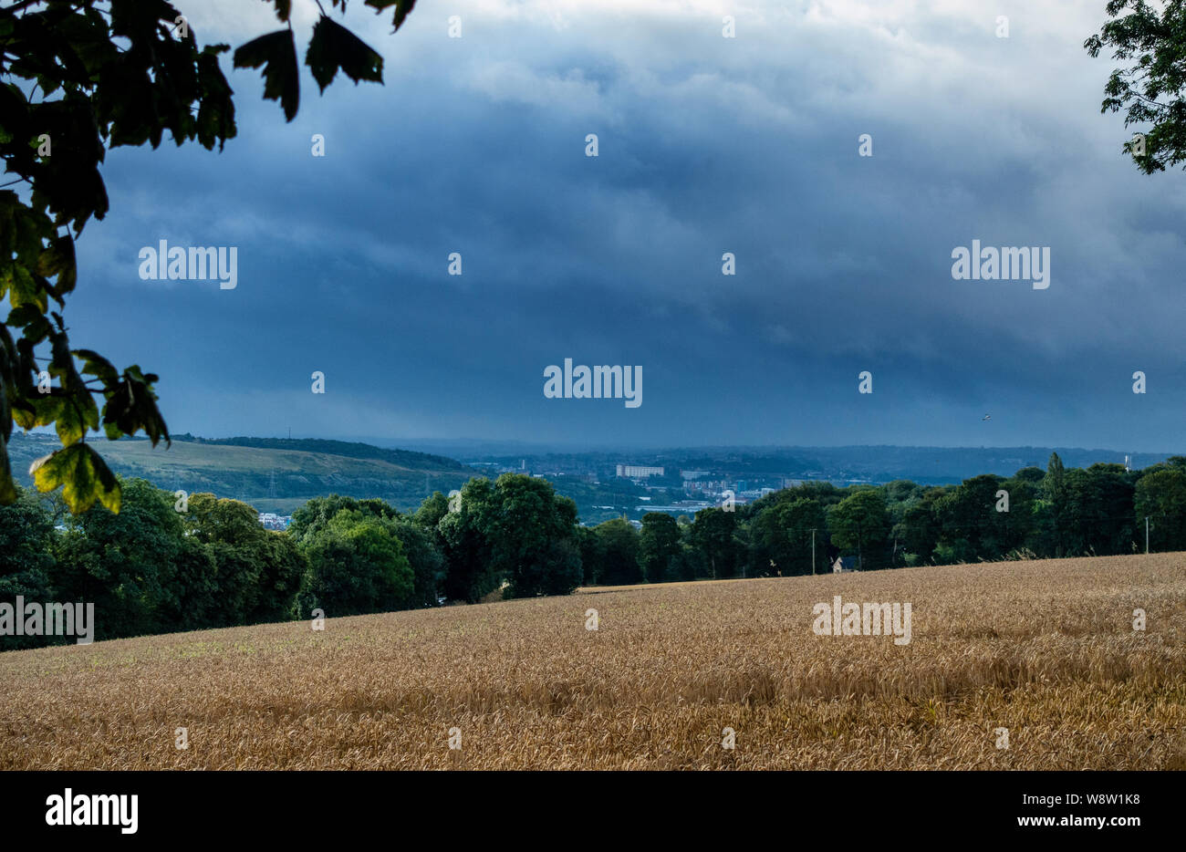 Les nuages de tempête dans la distance sur Sheffield, Angleterre Banque D'Images