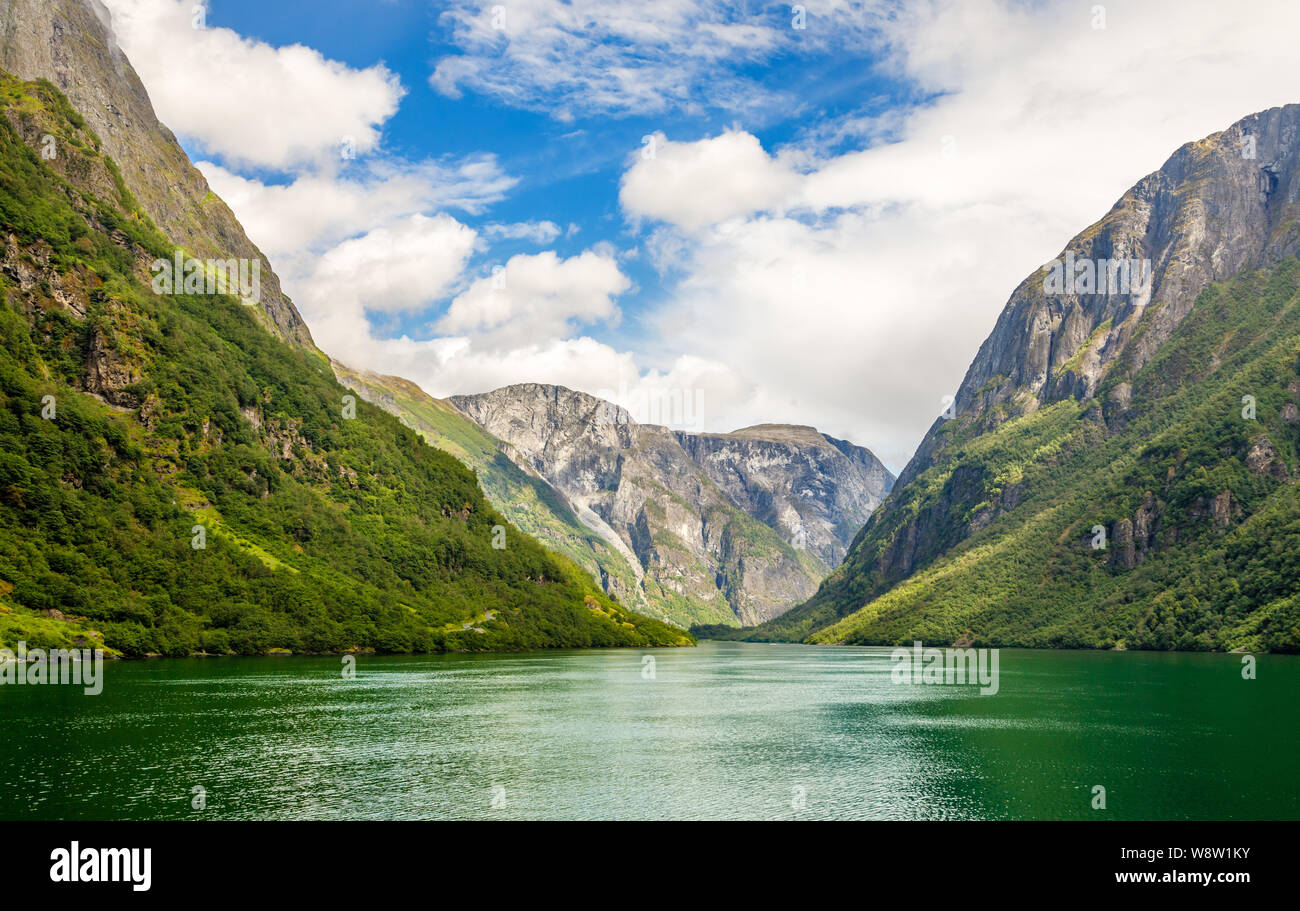 Le long des murs de Green Mountain Naeroy étroit fjord, Aurlan, comté de Sogn og Fjordane, Norvège Banque D'Images