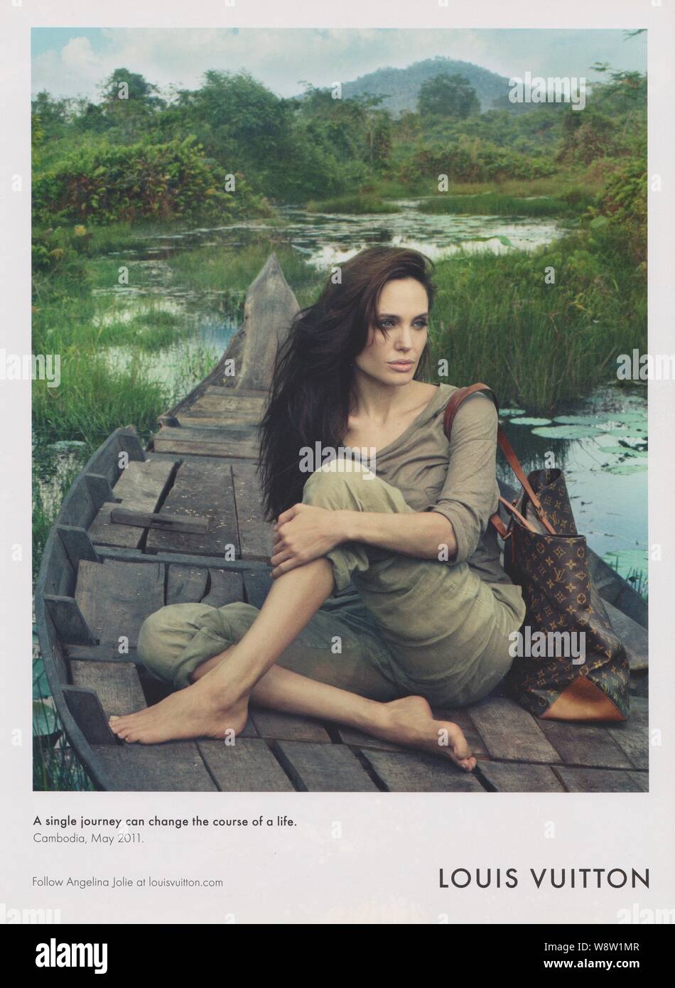 Affiche publicitaire de Louis Vuitton sac à main avec Angelina Jolie actrice en version papier du magazine à partir de 2012, année de création de l'annonce publicitaire, 2010s Banque D'Images