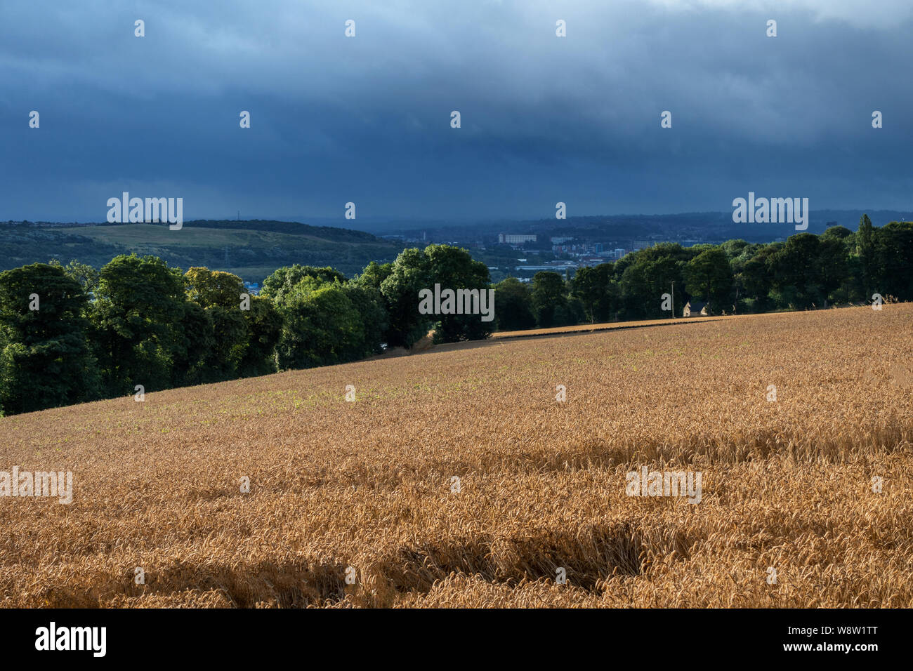 Les nuages de tempête dans la distance sur Sheffield, Angleterre Banque D'Images