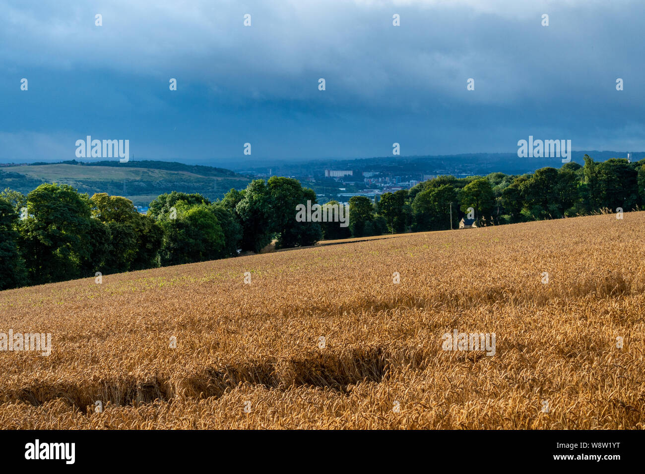 Les nuages de tempête dans la distance sur Sheffield, Angleterre Banque D'Images