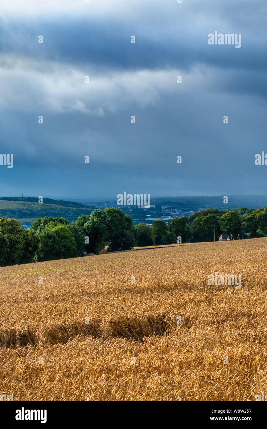 Les nuages de tempête dans la distance sur Sheffield, Angleterre Banque D'Images