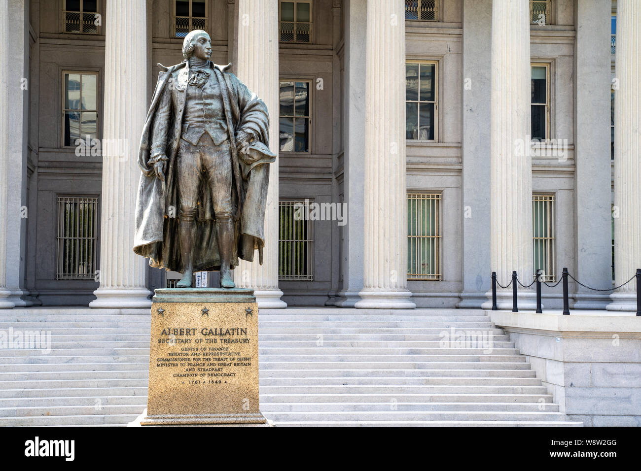 Washington, DC - 4 août 2019 : l'extérieur de l'United States Department of Treasury, avec statue de Albert Gallatin, secrétaire au trésor Banque D'Images