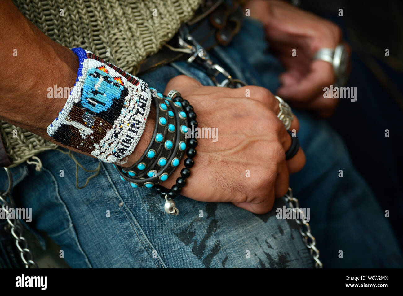 Un homme porte-bijoux artiste Navajo à Santa Fe, Nouveau Mexique Banque D'Images