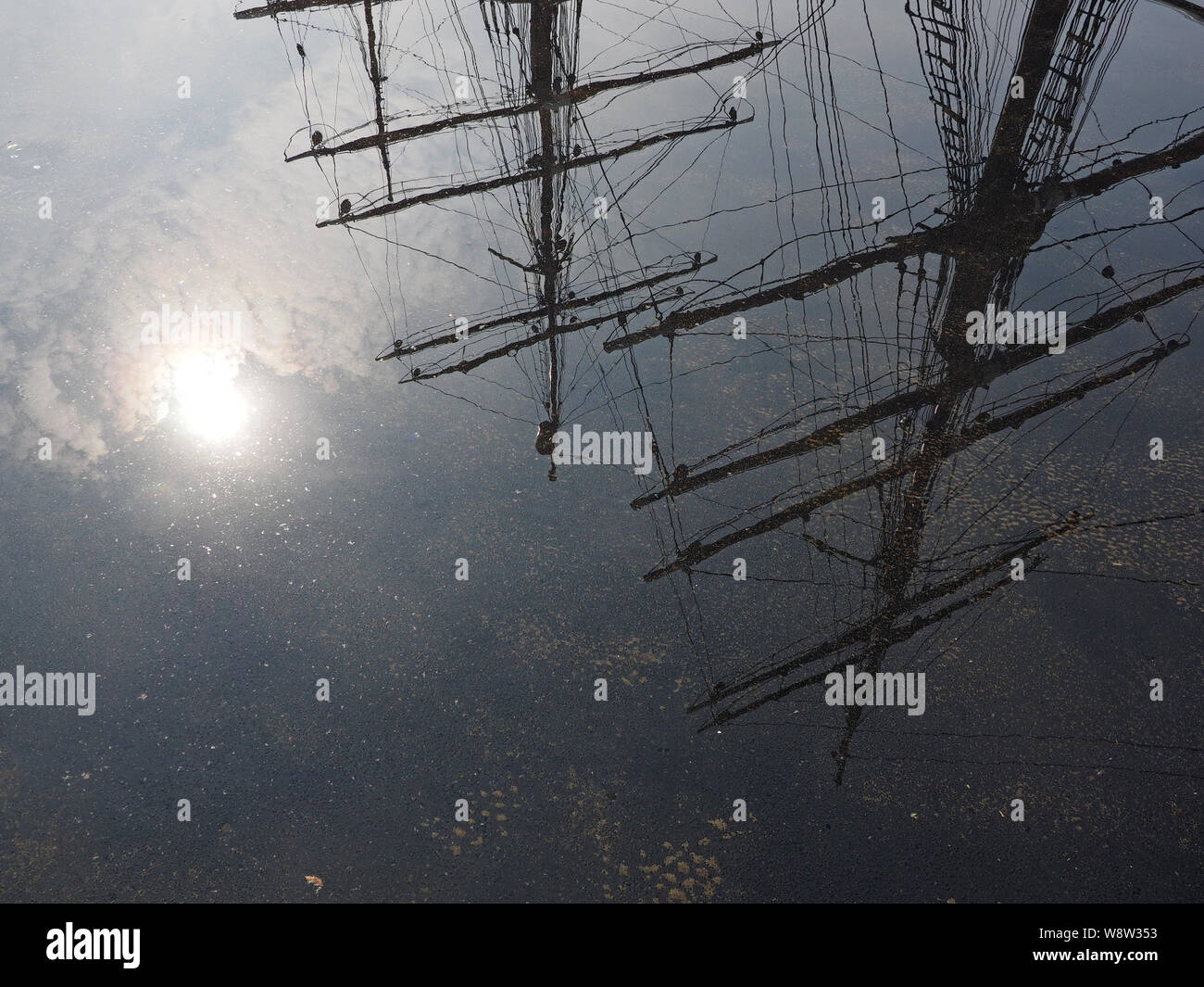 Réflexions de la lumière du soleil, les mâts et le gréement d'un RRS Discovery 3 1910 Berne expédition Antarctique voilier amarré au quai de Dundee Dundee, Écosse, Royaume-Uni Banque D'Images