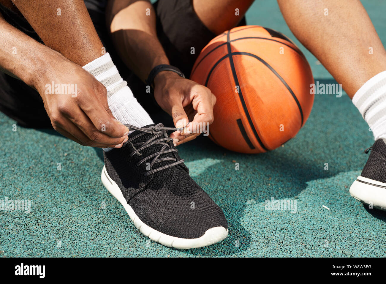 Libre de l'homme afro-américain des chaussures de sport de liage en basket-ball  à l'extérieur, l'arrière-plan de l'espace de copie Photo Stock - Alamy