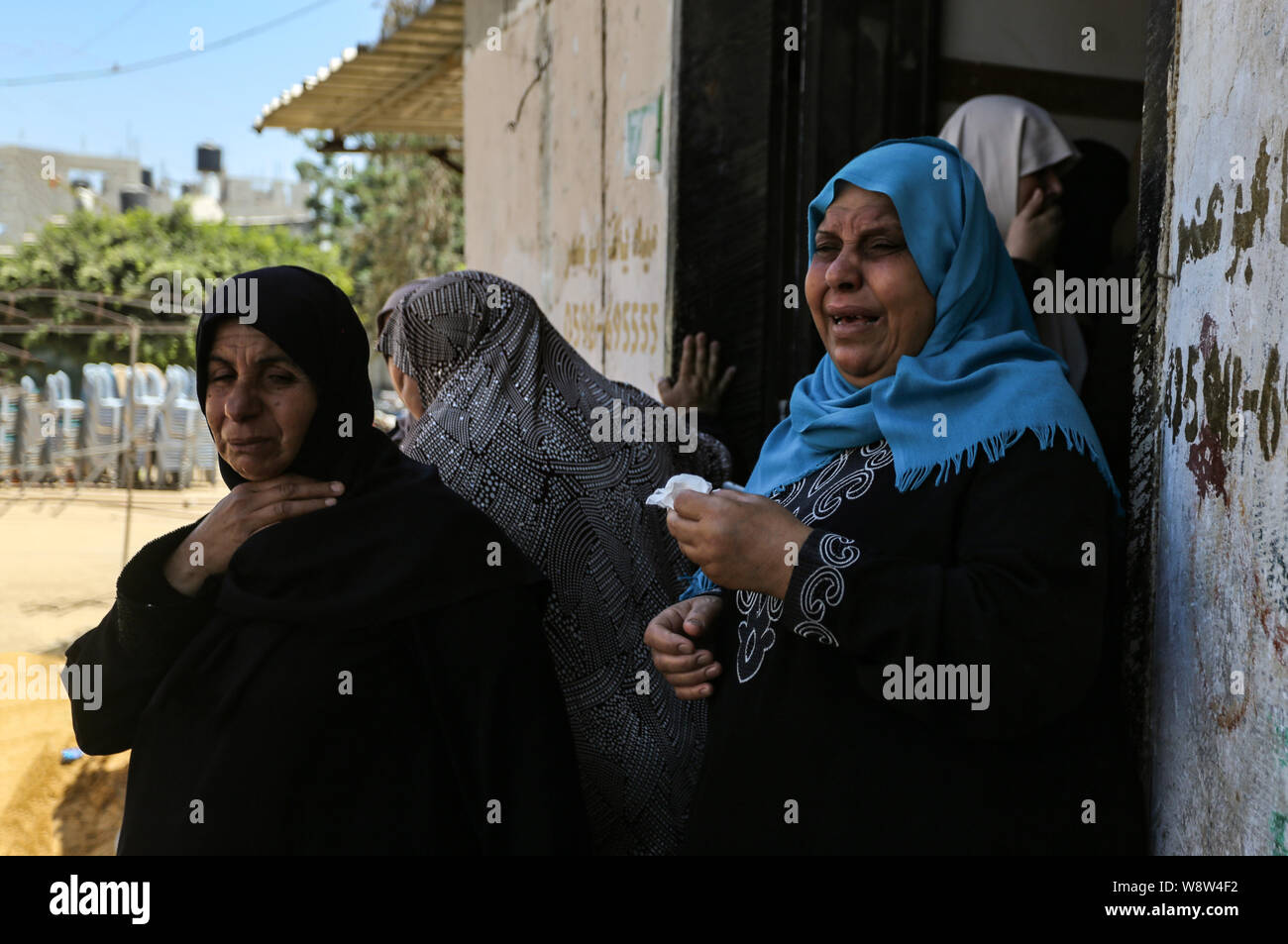 Des proches de deuil de militants palestiniens au cours de la procession funéraire.Marwan Nasser, un combattant palestinien a été tiré par des soldats israéliens au à la frontière de Gaza. Les médecins palestiniens a déclaré que le combattant a été tué à le nord de la bande de Gaza. C'est le deuxième incident de ce type depuis le 10 août, lorsque les troupes israéliennes ont abattu quatre combattants palestiniens qui ont tenté de franchir la frontière instable dans l'est de Gaza. Banque D'Images