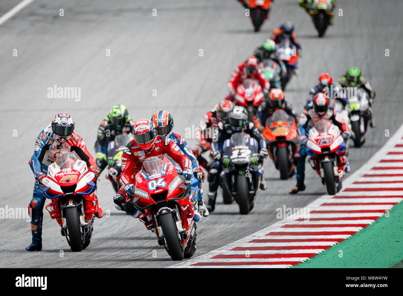 Riders en compétition au début de la course de Grand Prix MotoGP autrichien. Banque D'Images