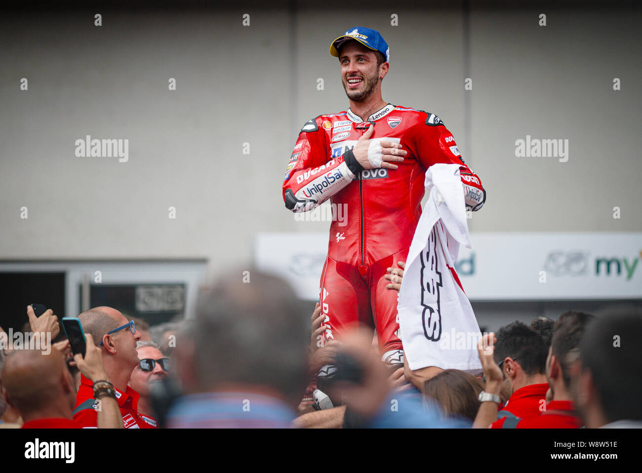 L'équipe Ducati pilote Italien Andrea Dovizioso célèbre après avoir remporté le Grand Prix MotoGP d'Autriche. Banque D'Images