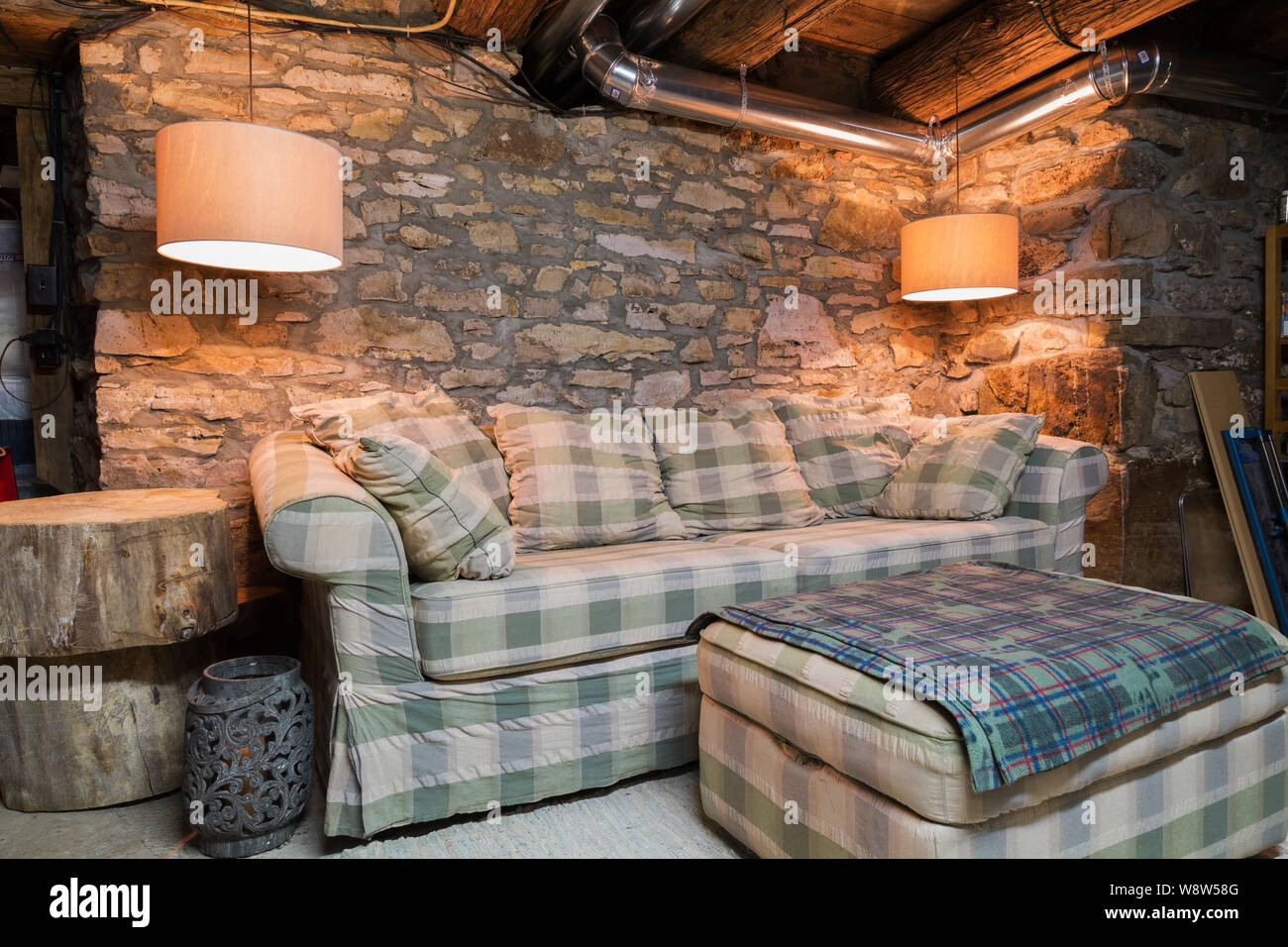 Canapé-lit Tartan contre mur en pierre de fondation d'origine en sous-sol à  l'intérieur d'un vieux chalet en pierre de style 1820 et maison en pierre  Photo Stock - Alamy