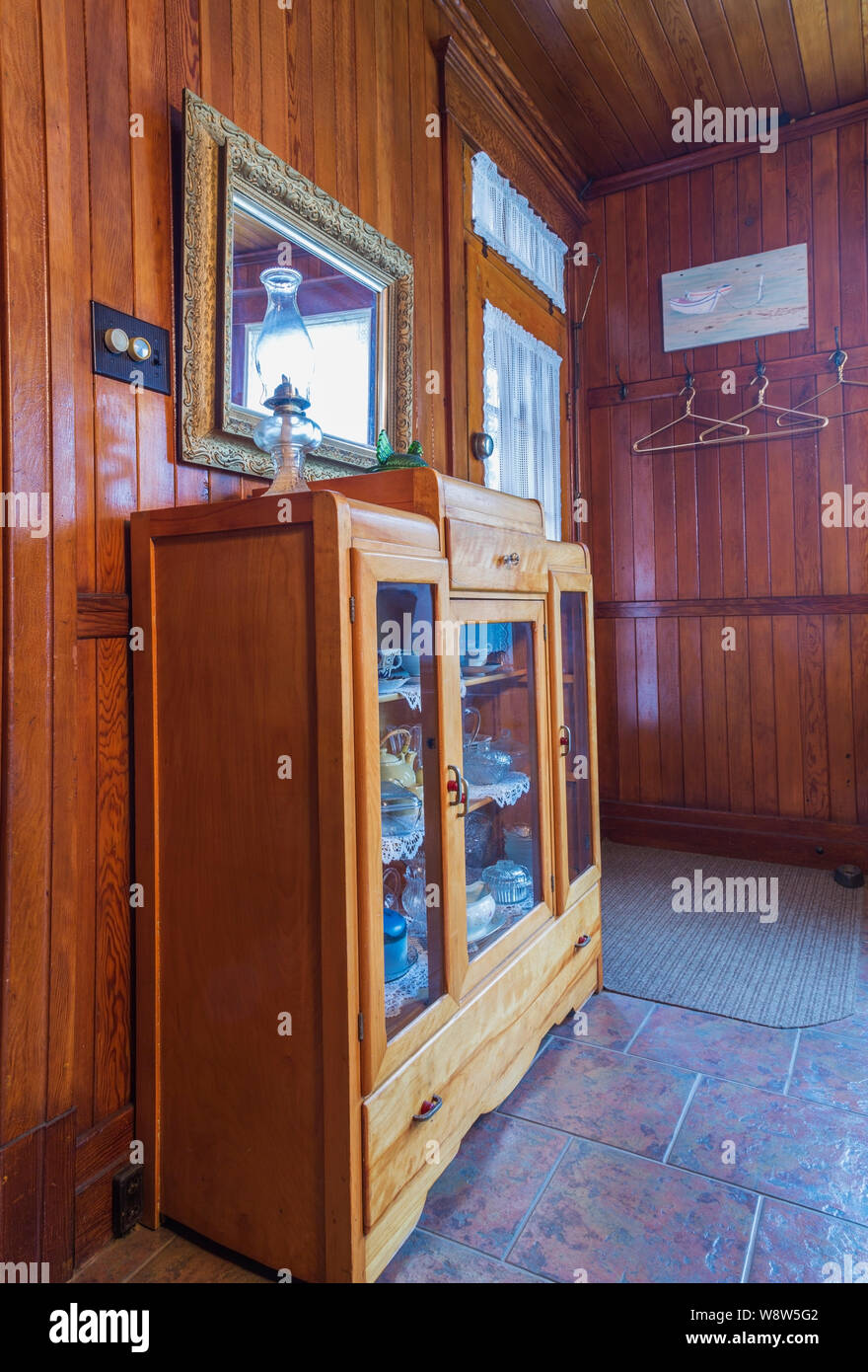 Meubles anciens en armoire avec portes en verre cuisine avec plancher de céramique et des murs de planches de pin colombien en 1927 American quatre carrés accueil Banque D'Images