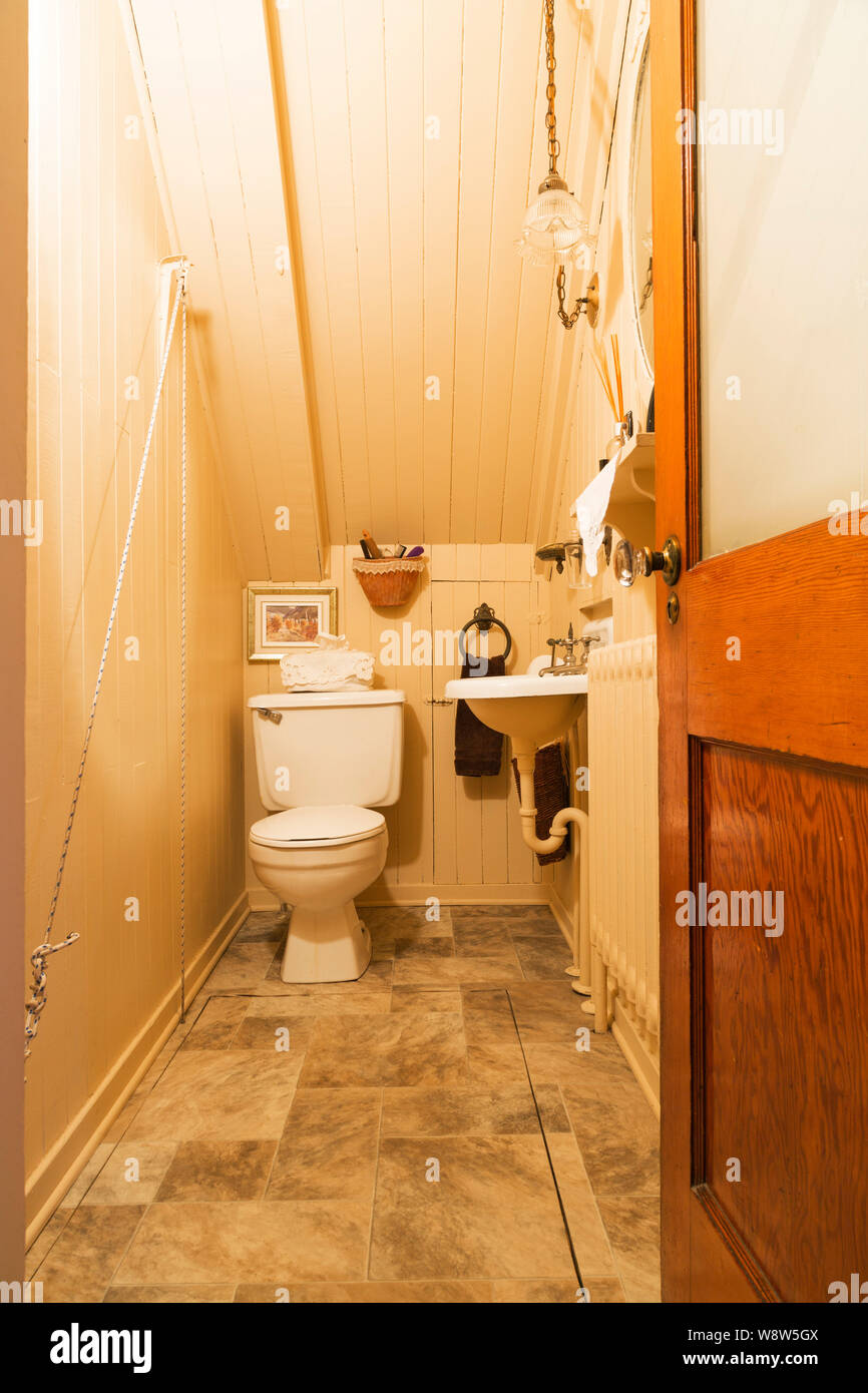 Penderie avec de l'eau des toilettes et un lavabo blanc à l'intérieur d'un vieux 1927 American quatre carrés chambre Banque D'Images Penderie avec de l'eau des toilettes et un lavabo blanc à l'intérieur d'un vieux 1927 American quatre carrés chambre Banque D'Images