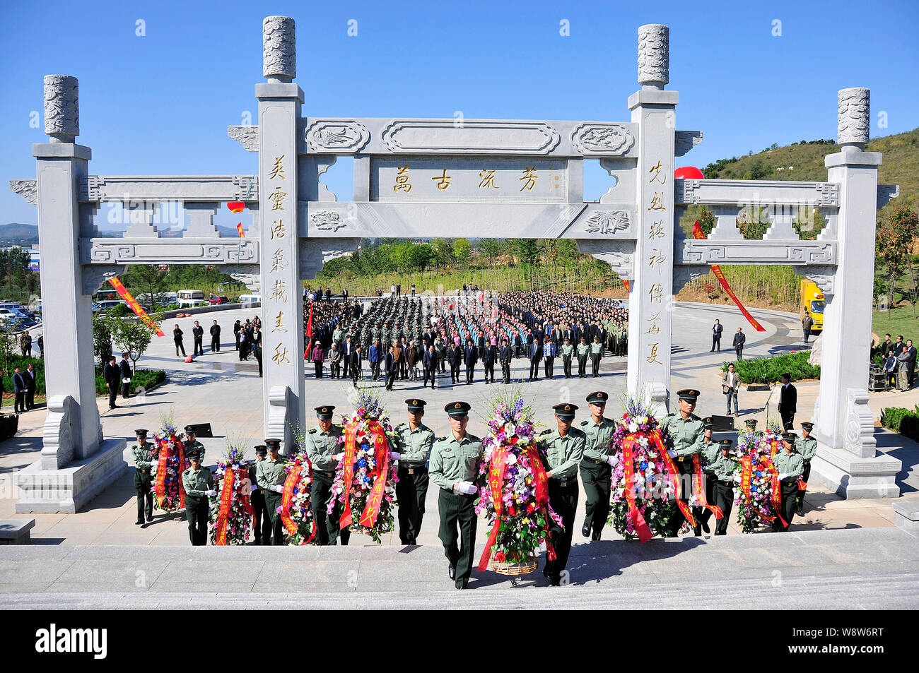 Des soldats chinois s'acquitter de gerbes au Monument aux héros du peuple sur la première Journée des martyrs à Yantai City, Shandong province de Chine orientale, le 30 septembre Banque D'Images