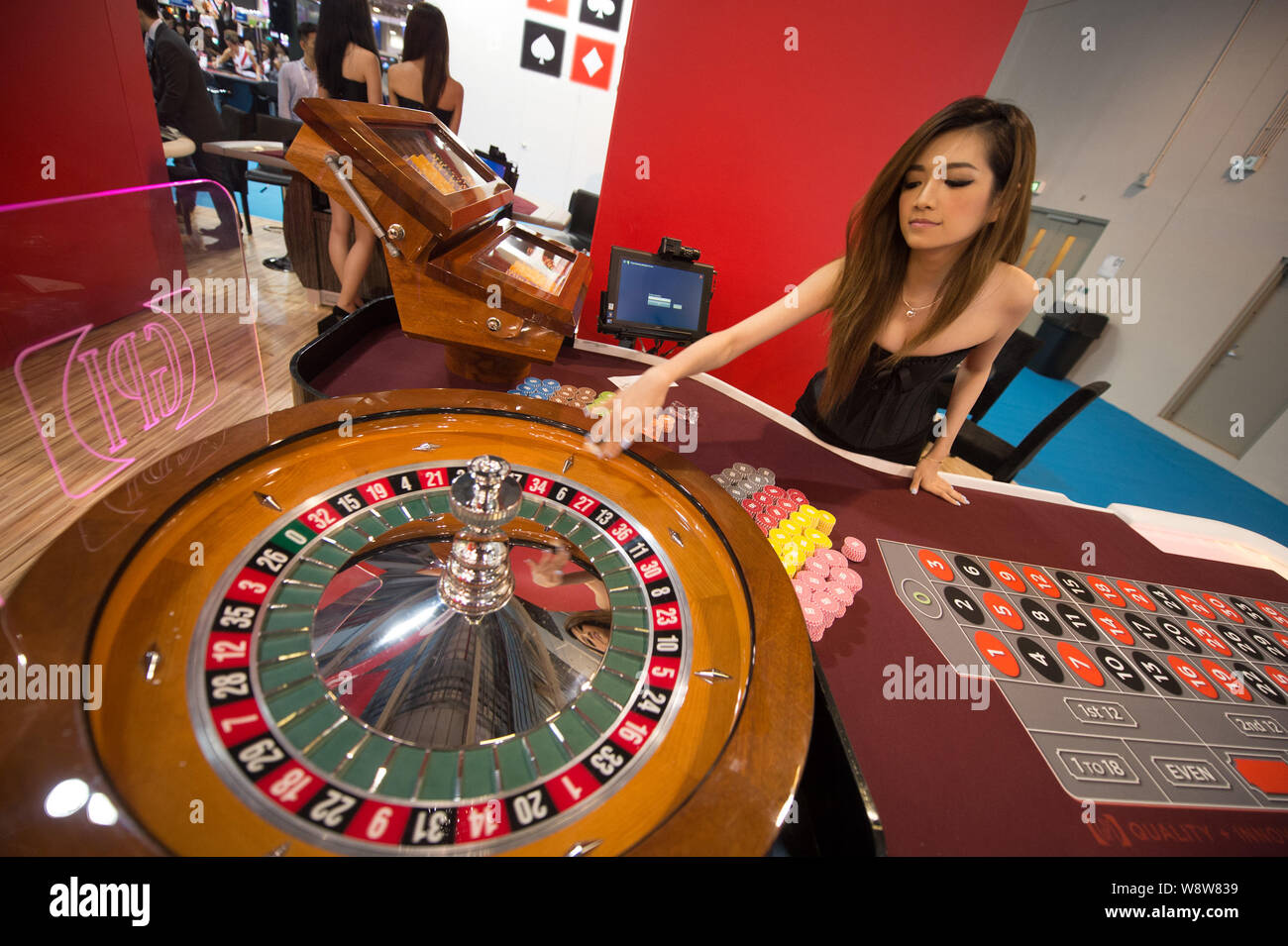 --FILE--une jeune femme démontre une roulette au cours de la 7e Global Gaming Expo Asia (G2E Asia 2013) à Macao, Chine, 22 mai 2013. Nouveau jeu Banque D'Images