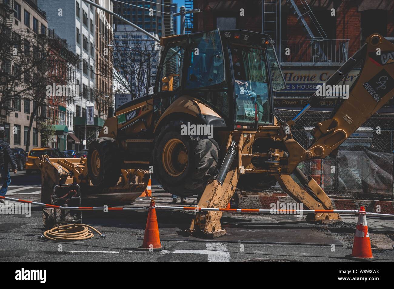 Photo d'un tracteur jaune entouré de cônes de signalisation Banque D'Images