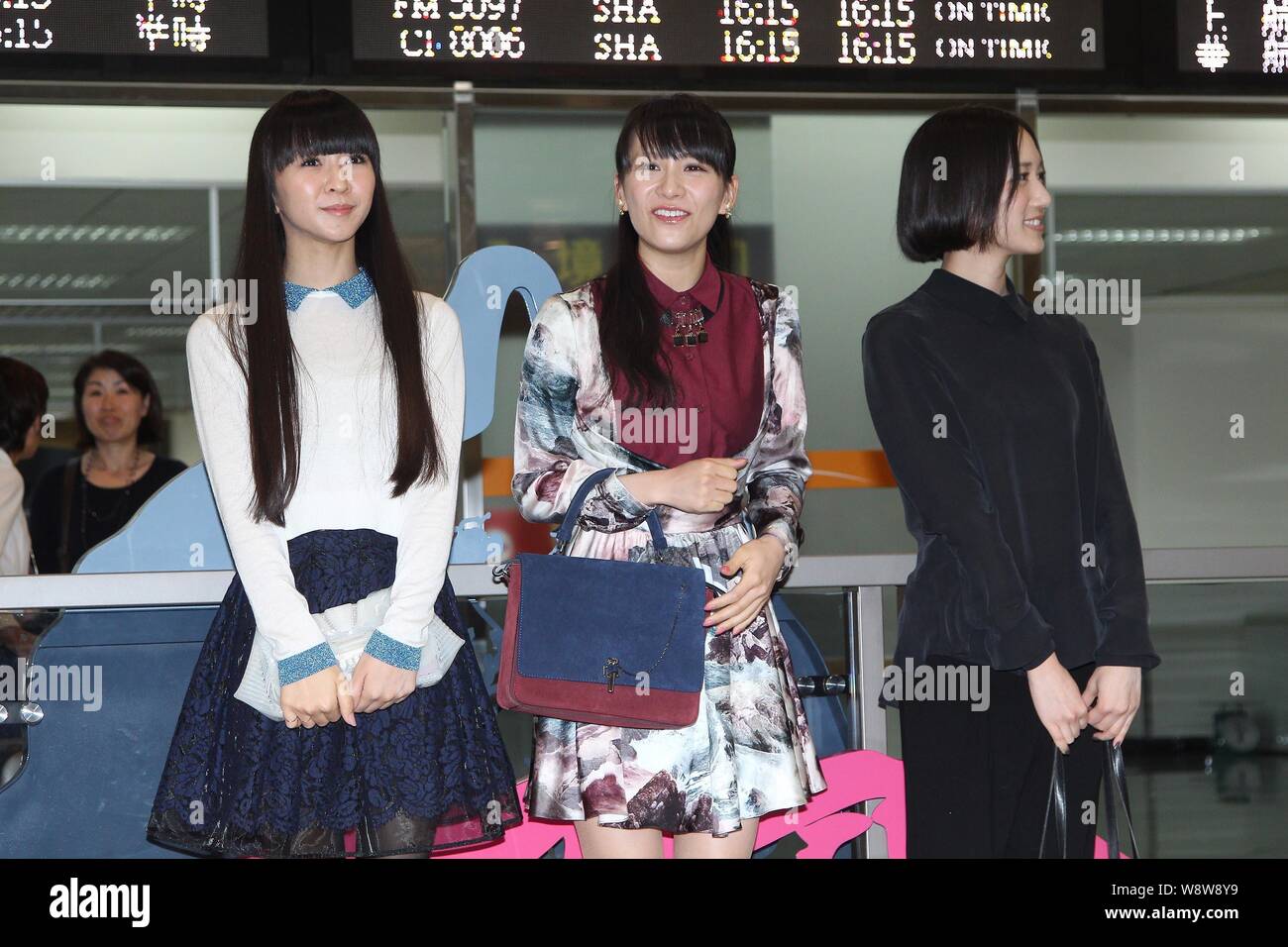 (De gauche), Ayaka Nishiwaki Yuka Kashino et Ayano Omoto japonais de pop girl group parfum posent à leur arrivée à l'Aéroport de Taipei Songshan après Banque D'Images