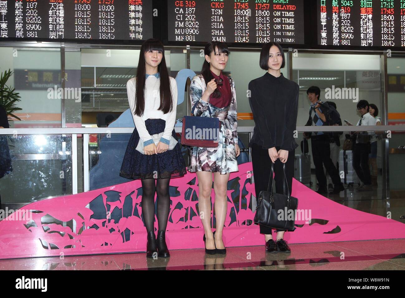 (De gauche), Ayaka Nishiwaki Yuka Kashino et Ayano Omoto japonais de pop girl group parfum posent à leur arrivée à l'Aéroport de Taipei Songshan après Banque D'Images