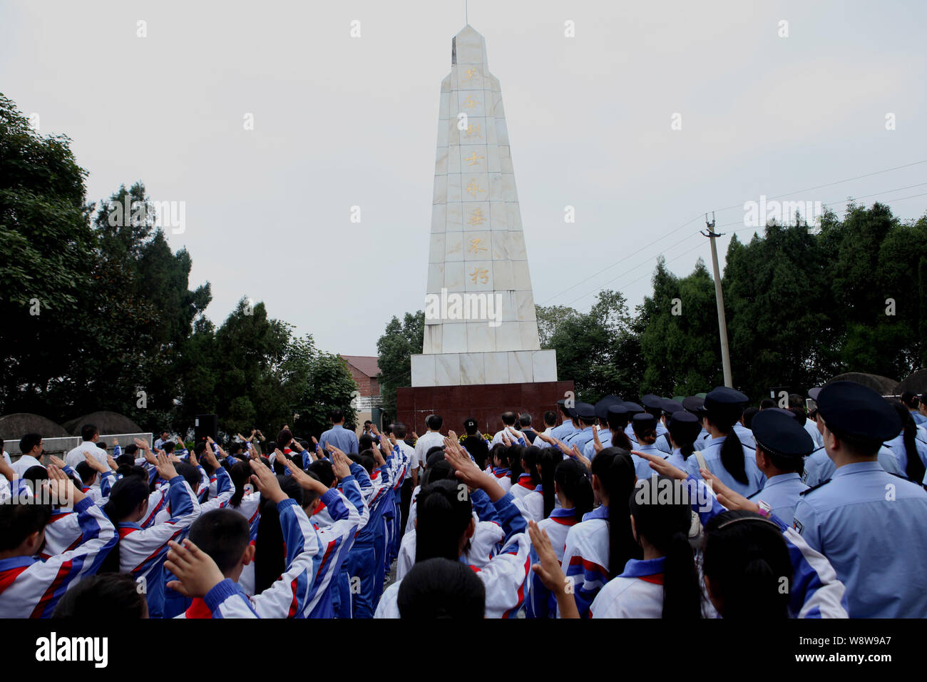 Les étudiants chinois et les policiers honneur martyrs en face d'un monument situé sur la première Journée des martyrs à Neijiang city, dans le sud-ouest de la province chinoise du Sichuan, 30 Banque D'Images