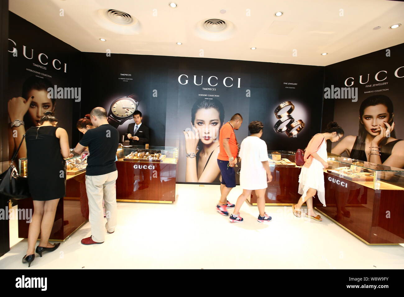 Un fichier clients--shop pour Gucci montres et bijoux à l'occasion de la  plus grande franchise de centre commercial, Haitang Bay, dans la ville de  Sanya, Chine du sud, Hai Photo Stock -
