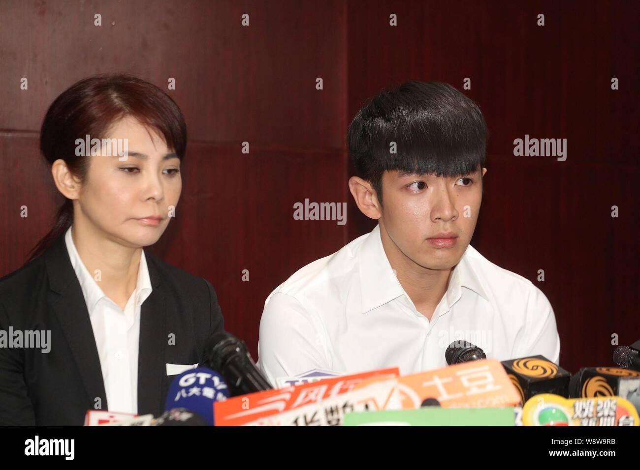 Acteur taïwanais Ko Kai, à droite, est assis à côté de son manager Angie Chai, au cours de la conférence de presse pour s'excuser encore une fois de prendre de la drogue, après avoir été relea Banque D'Images