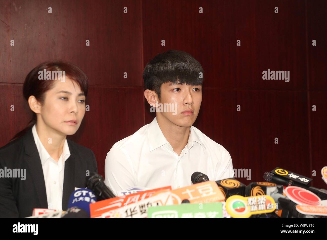 Acteur taïwanais Ko Kai, à droite, est assis à côté de son manager Angie Chai, au cours de la conférence de presse pour s'excuser encore une fois de prendre de la drogue, après avoir été relea Banque D'Images