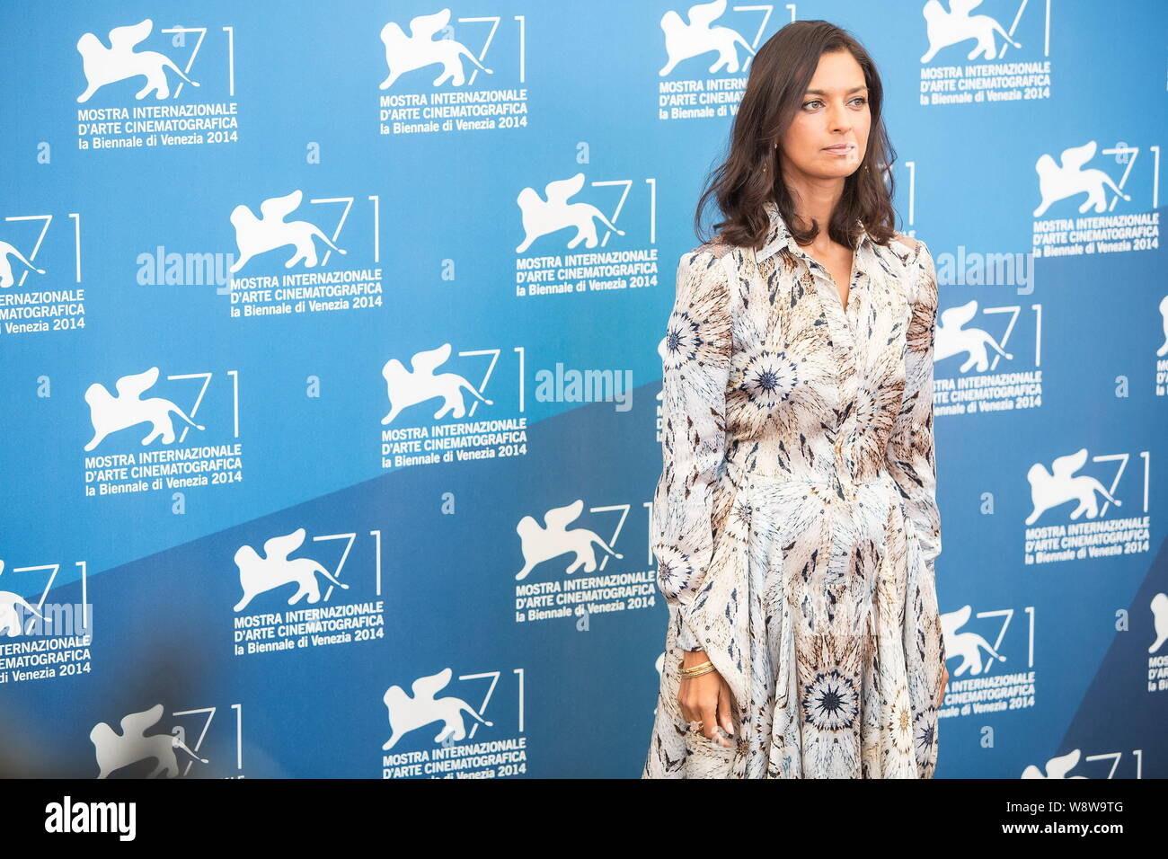 Indian-American auteur Jhumpa Lahiri pose à la photocall du jury lors de la 71e Festival du Film de Venise à Venise, Italie, 27 août 2014. Banque D'Images