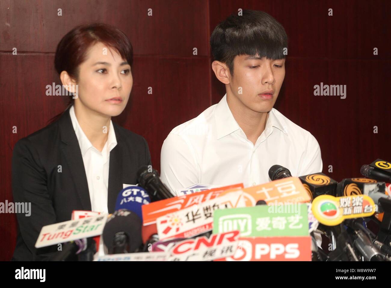 Acteur taïwanais Ko Kai, à droite, est assis à côté de son manager Angie Chai, au cours de la conférence de presse pour s'excuser encore une fois de prendre de la drogue, après avoir été relea Banque D'Images