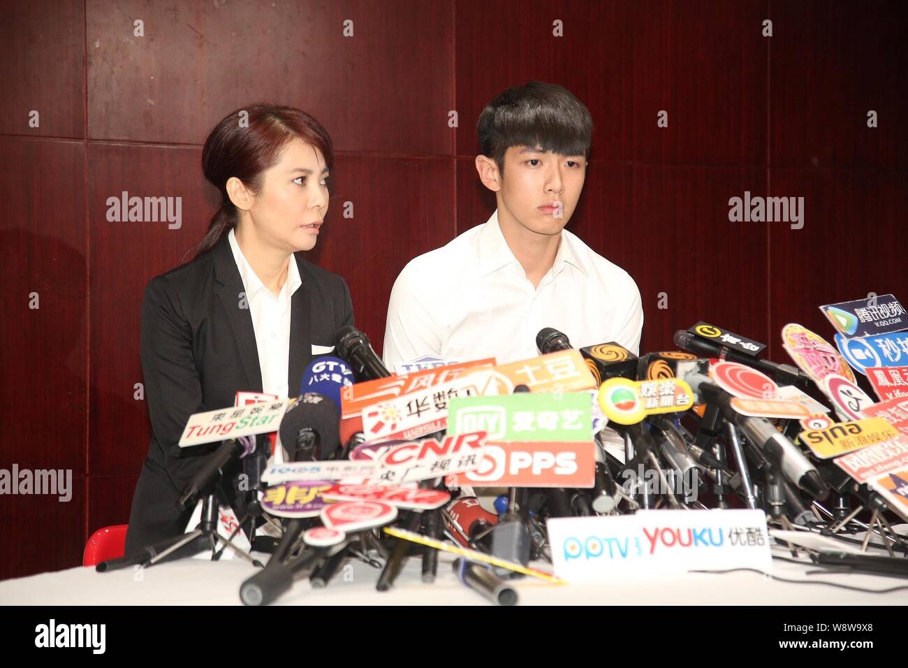 Acteur taïwanais Ko Kai, à droite, est assis à côté de son manager Angie Chai, au cours de la conférence de presse pour s'excuser encore une fois de prendre de la drogue, après avoir été relea Banque D'Images