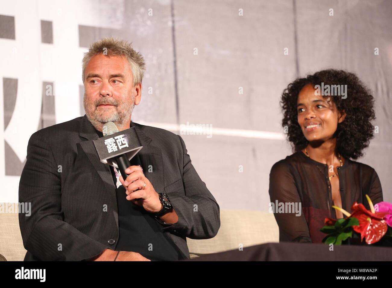 Le réalisateur français Luc Besson, à gauche, et son producteur épouse Virginie Silla assister à une conférence de presse pour leur film, Lucy, à Taipei, Taiwan, 19 août 2 Banque D'Images