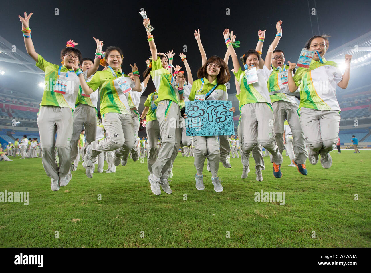 Les bénévoles posent pour une photo lors d'une fête d'adieu dans le