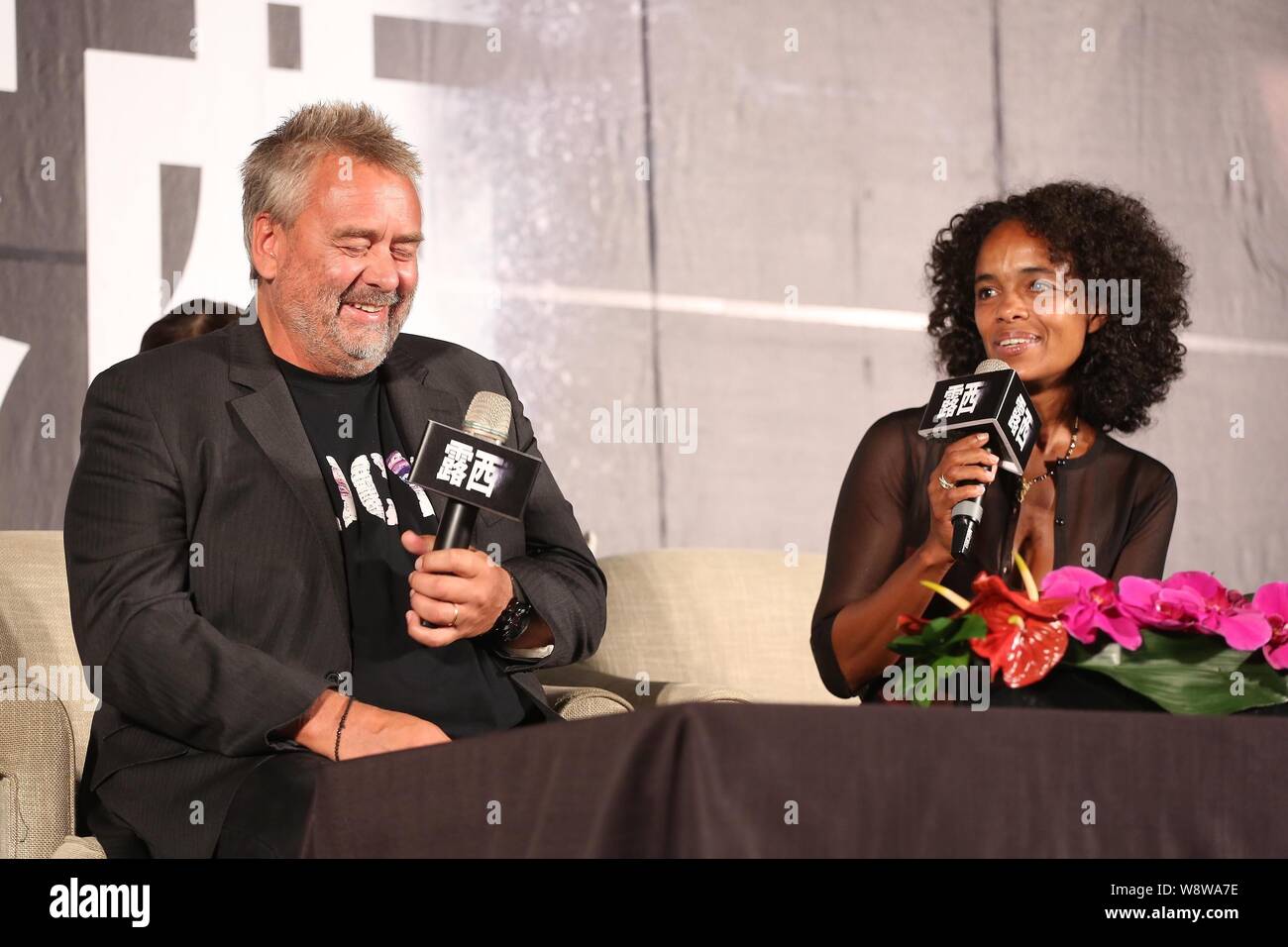 Producteur français Virginie Silla, droite, parle comme son mari directeur Luc Besson rit lors d'une conférence de presse pour leur film, Lucy, à Taipei, Ta Banque D'Images
