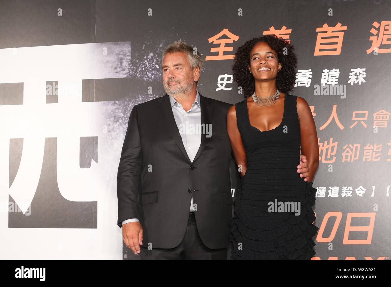 Le réalisateur français Luc Besson, à gauche, et son producteur épouse Virginie Silla, posent à une première pour leur film, Lucy, à Taipei, Taiwan, 18 août 2014. Banque D'Images