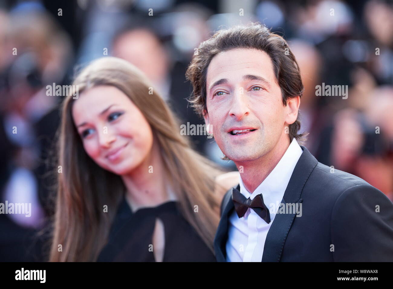 L'acteur américain Adrian Brody, droite, et sa petite amie Lara Lieto posent pour les photos qu'ils arrivent à le tapis rouge pour la cérémonie de clôture des 67t Banque D'Images