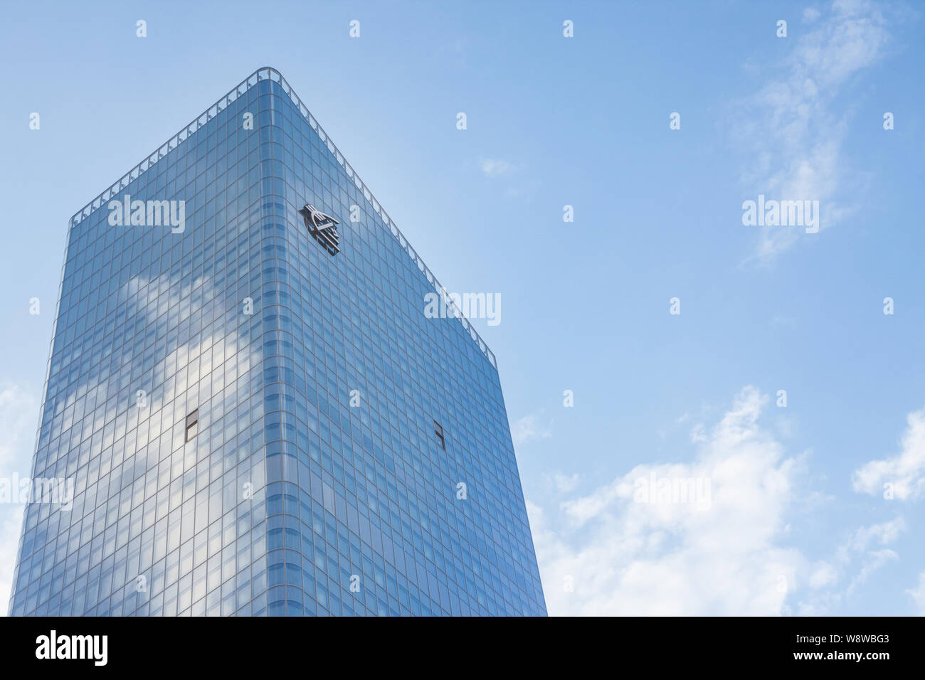 LYON, FRANCE - 14 juillet 2019 : Caisse d'Epargne logo sur la tour Incity  tour, leur bureau principal. Caisse d'Epargne est une banque coopérative de  vente au détail, est l'un Photo Stock -
