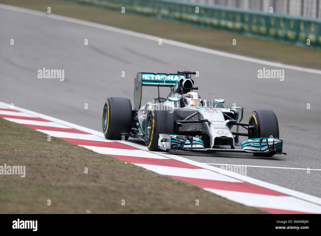 La pilote de F1 Lewis Hamilton de Mercedes AMG Petronas F1 Team fait  concurrence au cours de la Formule 1 2014 Grand Prix de Chine au Shanghai  International Photo Stock - Alamy