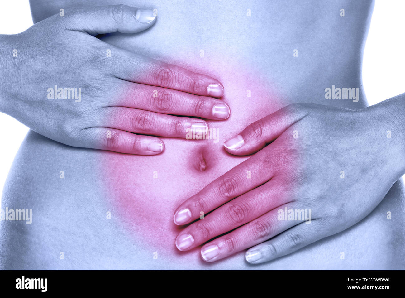 La douleur de l'abdomen l'estomac ou des douleurs menstruelles. Femme avec des douleurs dans l'abdomen. La digestion et la santé des femmes en matière de concept et de ventre mains close up. Banque D'Images